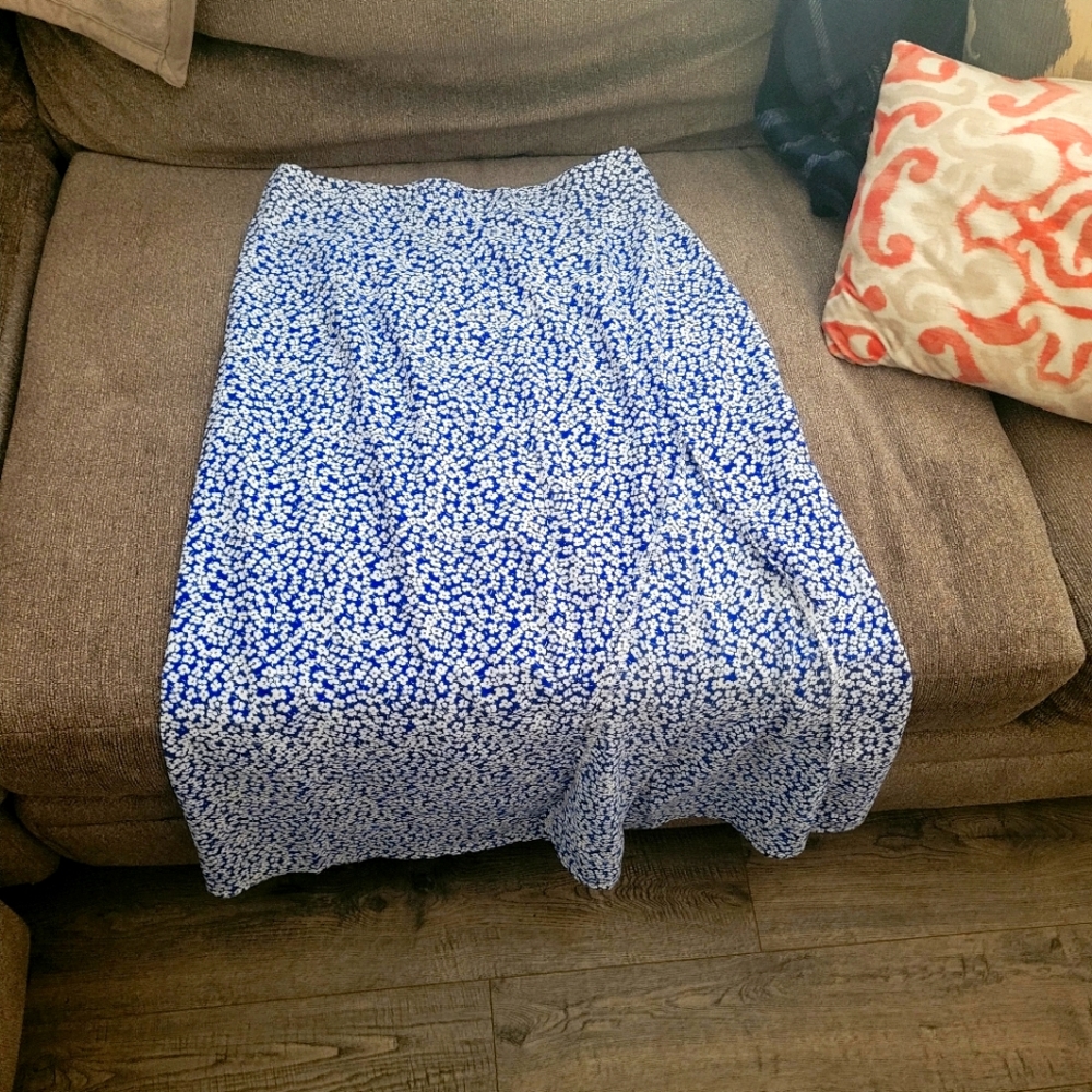 Light skirt with slit down the side